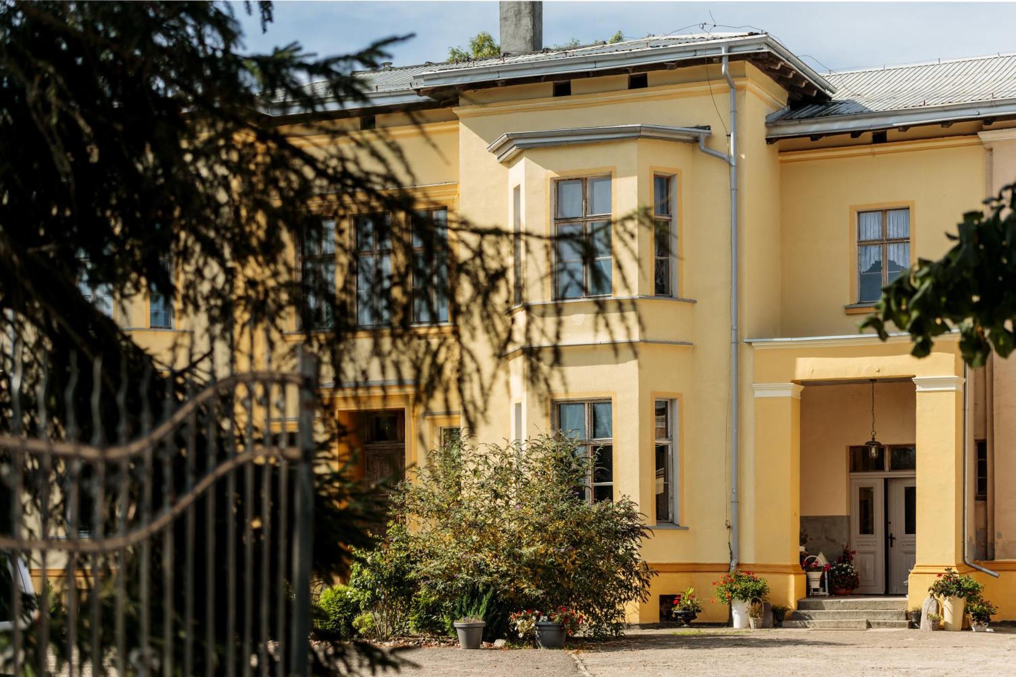 Palac Paprotno Karnice Екстер'єр фото